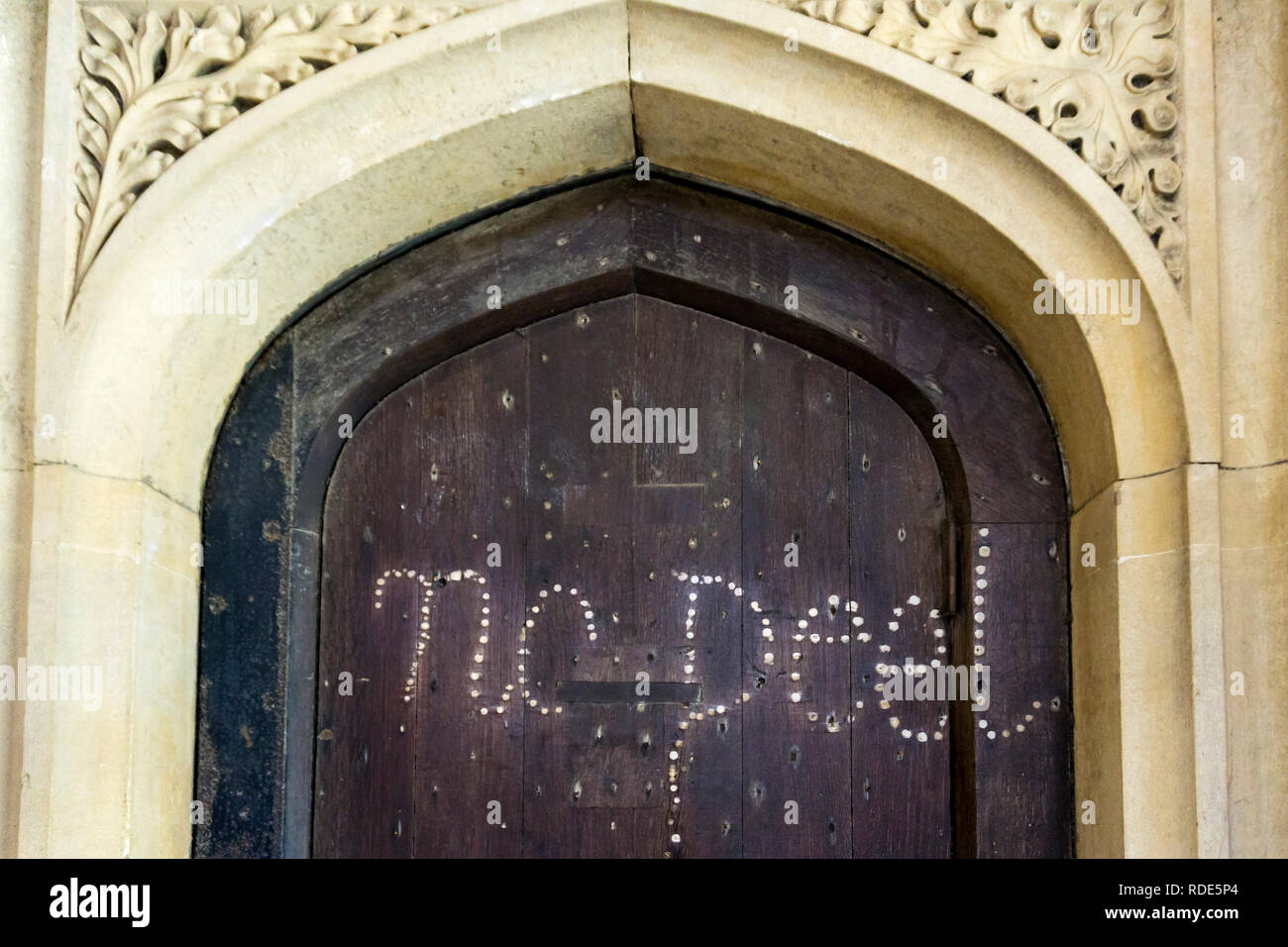 19. Jahrhundert keine Peel graffiti in eine Tür an der Christ Church, Oxford bezieht sich auf Robert Peel, prospektive MP für die Universität. Stockfoto