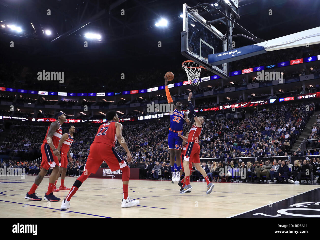 New York Knicks' Noah Vonleh erstreckt sich für die Hoop während der NBA London Game 2019 in der O2 Arena in London. Stockfoto