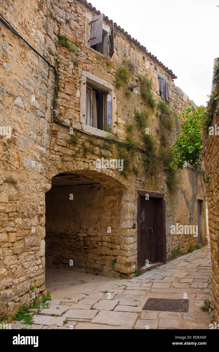 Eine Straße in der historischen Ortschaft von Vodnjan (dignano) in Istrien, Kroatien Stockfoto