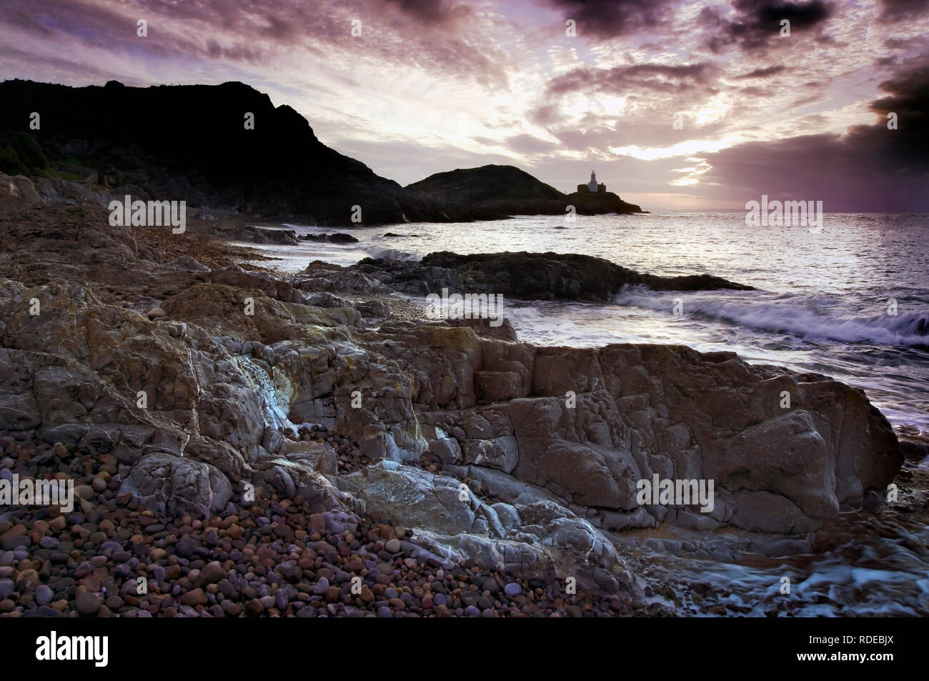 Eine Morgendämmerung Blick auf Mumbles Kopf in die Bucht von Swansea, Wales. Stockfoto