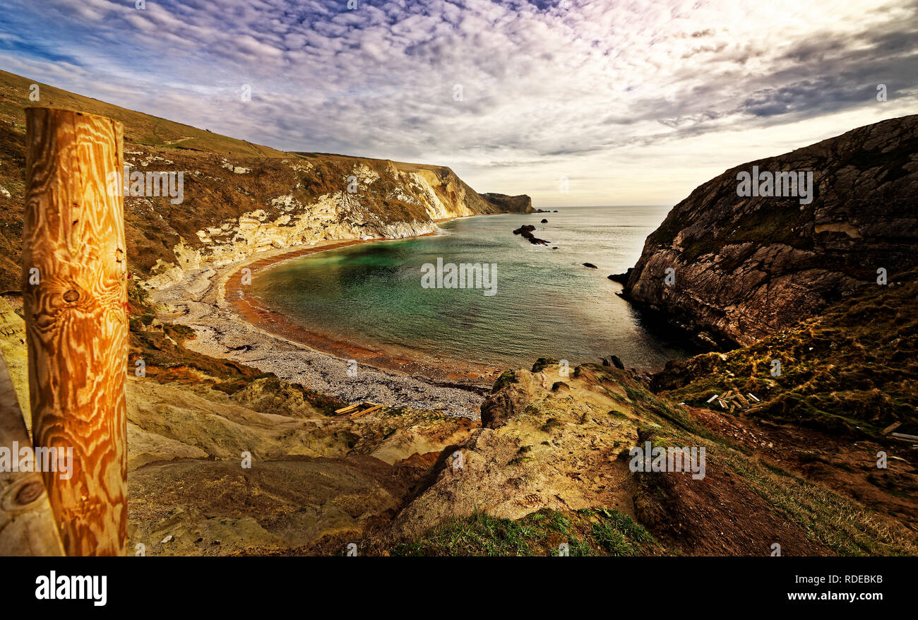 Durdle Door ist ein natürlicher Kalkstein Bogen auf der Jurassic Coast in der Nähe von Lulworth in Dorset, England. Stockfoto