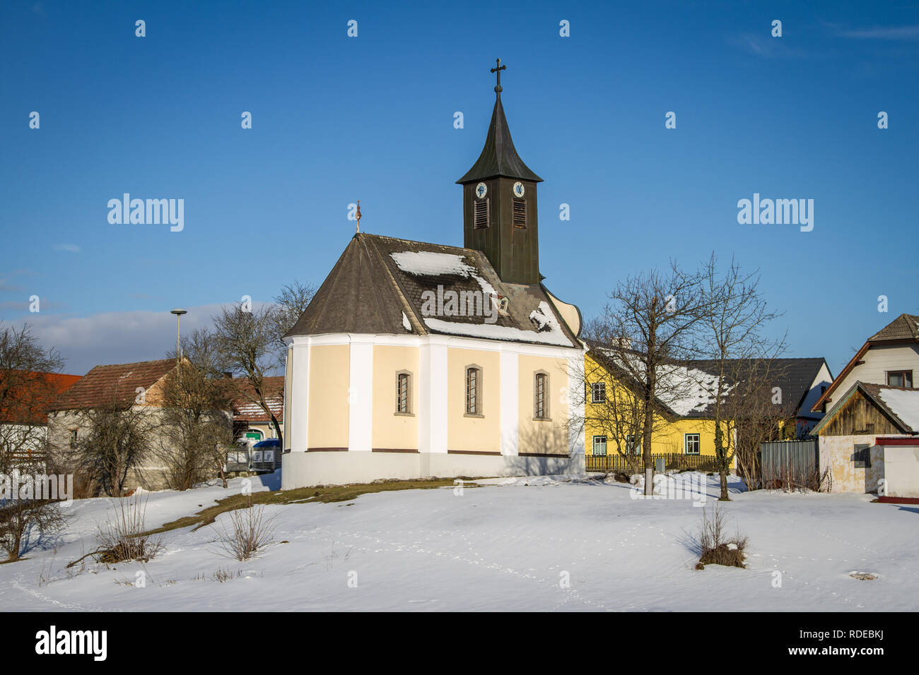 Waldviertel, Kapelle in Reinprechts Weitra, Wandern im Schnee an einem sonnigen Tag Stockfoto