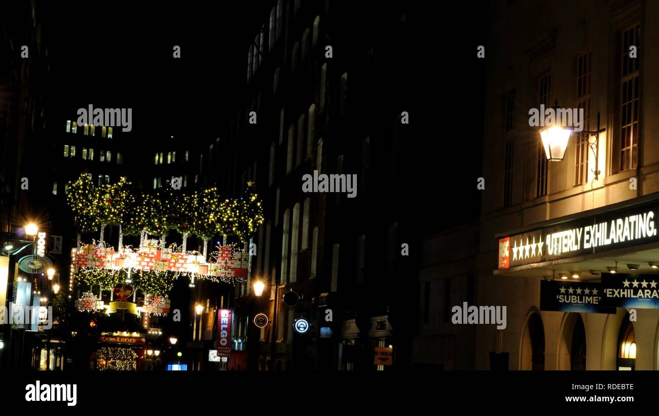 2017 Weihnachten Light Display über Earlham Street aus sieben Zifferblätter mit Cambridge Theatre im Vordergrund, London, UK. Stockfoto