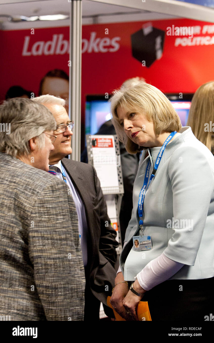 Theresa May spricht für die Menschen an der Ladbrookes Buchmacher beim Parteitag der Konservativen Partei. Februar 2010. Stockfoto