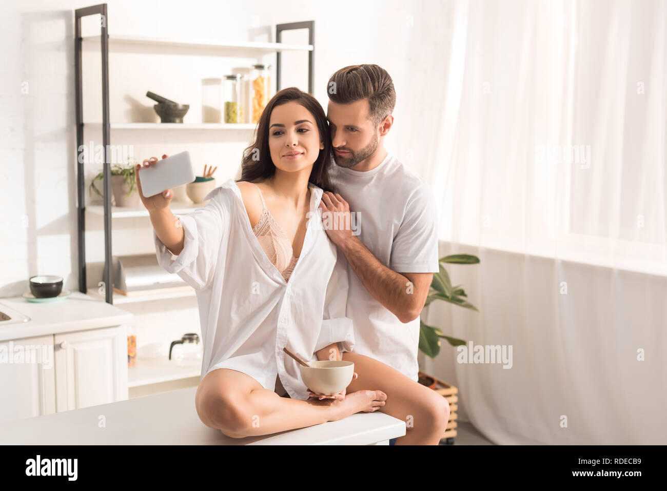 Junges Paar unter selfie auf dem Smartphone beim Frühstück zu Hause Stockfoto