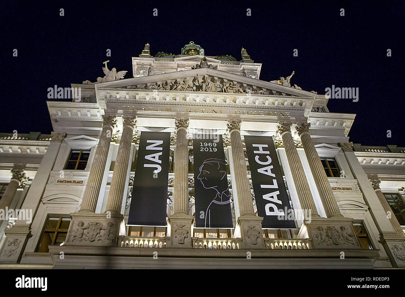 Schwarze Fahnen zum Gedenken an den verstorbenen Studenten Jan Palach mit seinem Namen und seiner Silhouette hängen am Gebäude des Nationalmuseums in Prag, Tschechische Republik, Wedn Stockfoto