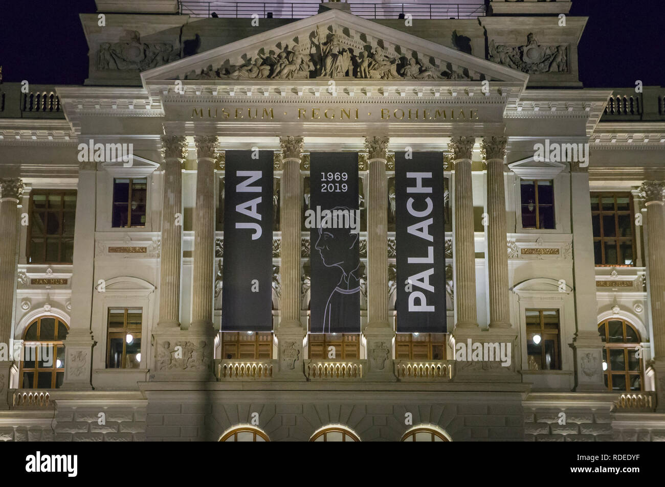 Schwarze Fahnen zum Gedenken an den verstorbenen Studenten Jan Palach mit seinem Namen und seiner Silhouette hängen am Gebäude des Nationalmuseums in Prag, Tschechische Republik, Wedn Stockfoto