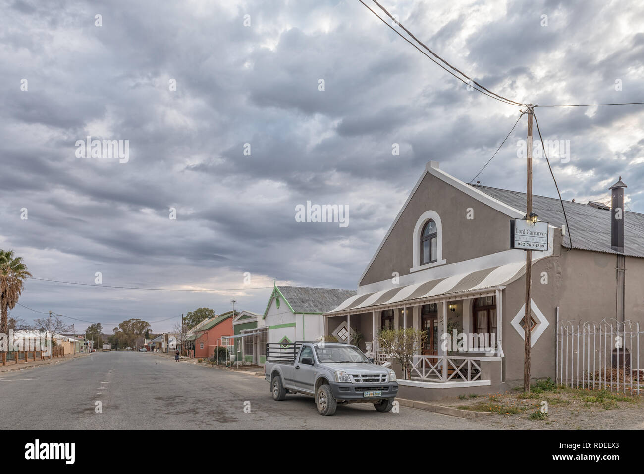 CARNAVON, SÜDAFRIKA, 1. September 2018: Am frühen Morgen street scene, mit alten Häusern, in Carnavon in der Northern Cape Provinz. Fahrzeuge sind gegenüber Stockfoto