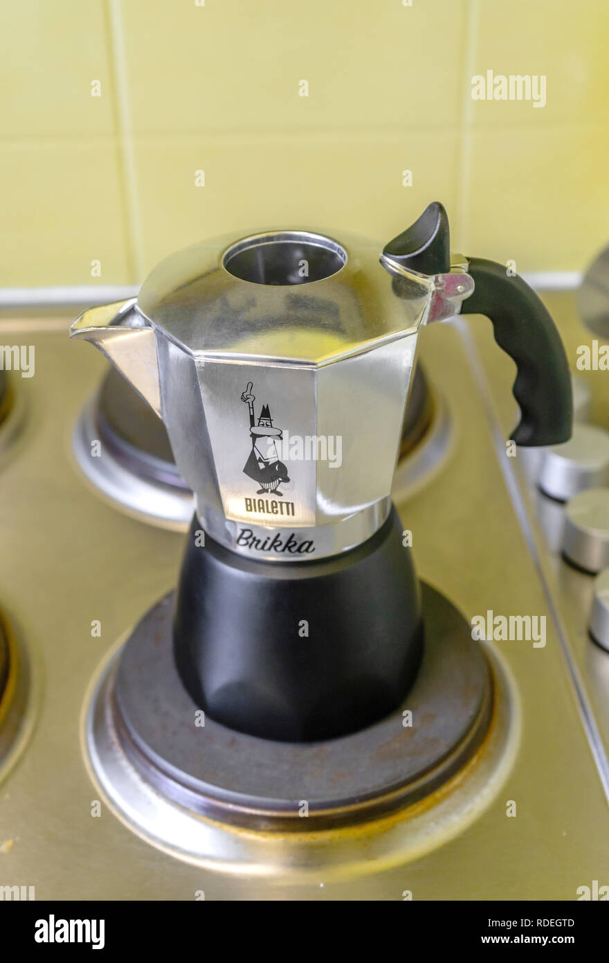Bialettti Brikka Espresso Moka Topf auf einen elektrischen Herd Stockfoto