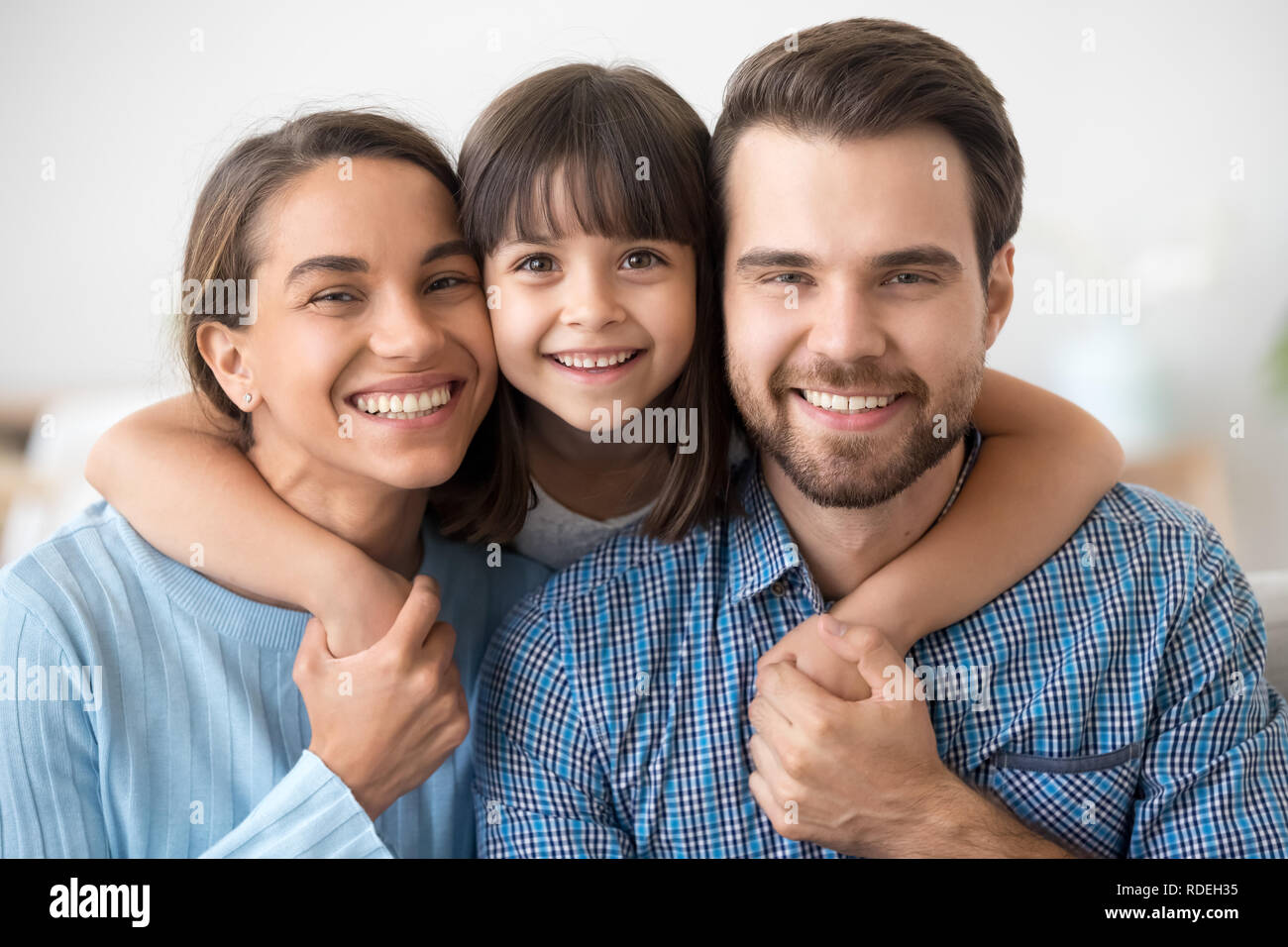Glückliche Familie von drei Papa Mama und Tochter portrait Stockfoto