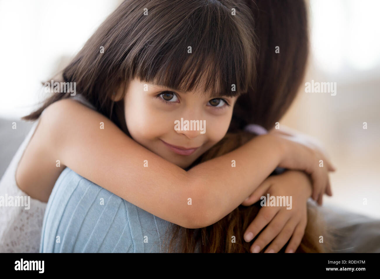 Adorable kleine Tochter umarmen Mutter Dichtholen auf Stockfoto
