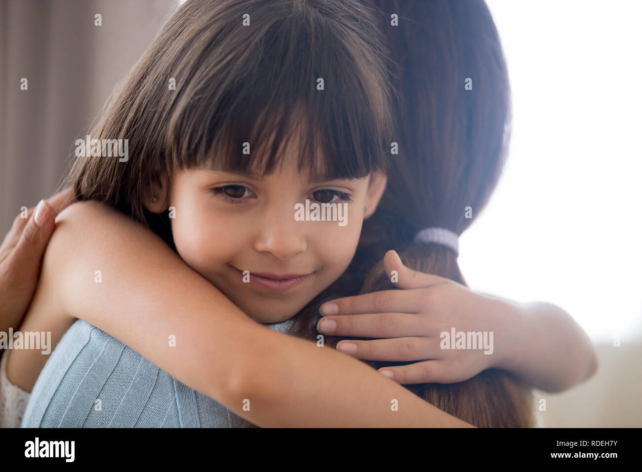 Süßes kleines Kind Mädchen umarmt liebevolle Mutter Dichtholen cud Stockfoto