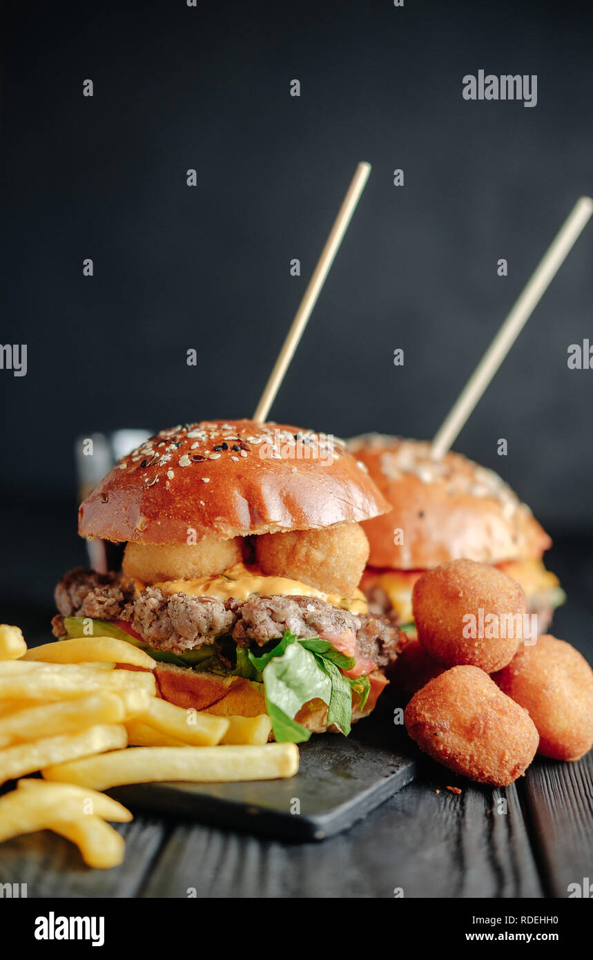 Zwei selbstgemachte Burger mit Speck Käse Kugeln Pommes und glas cola ...