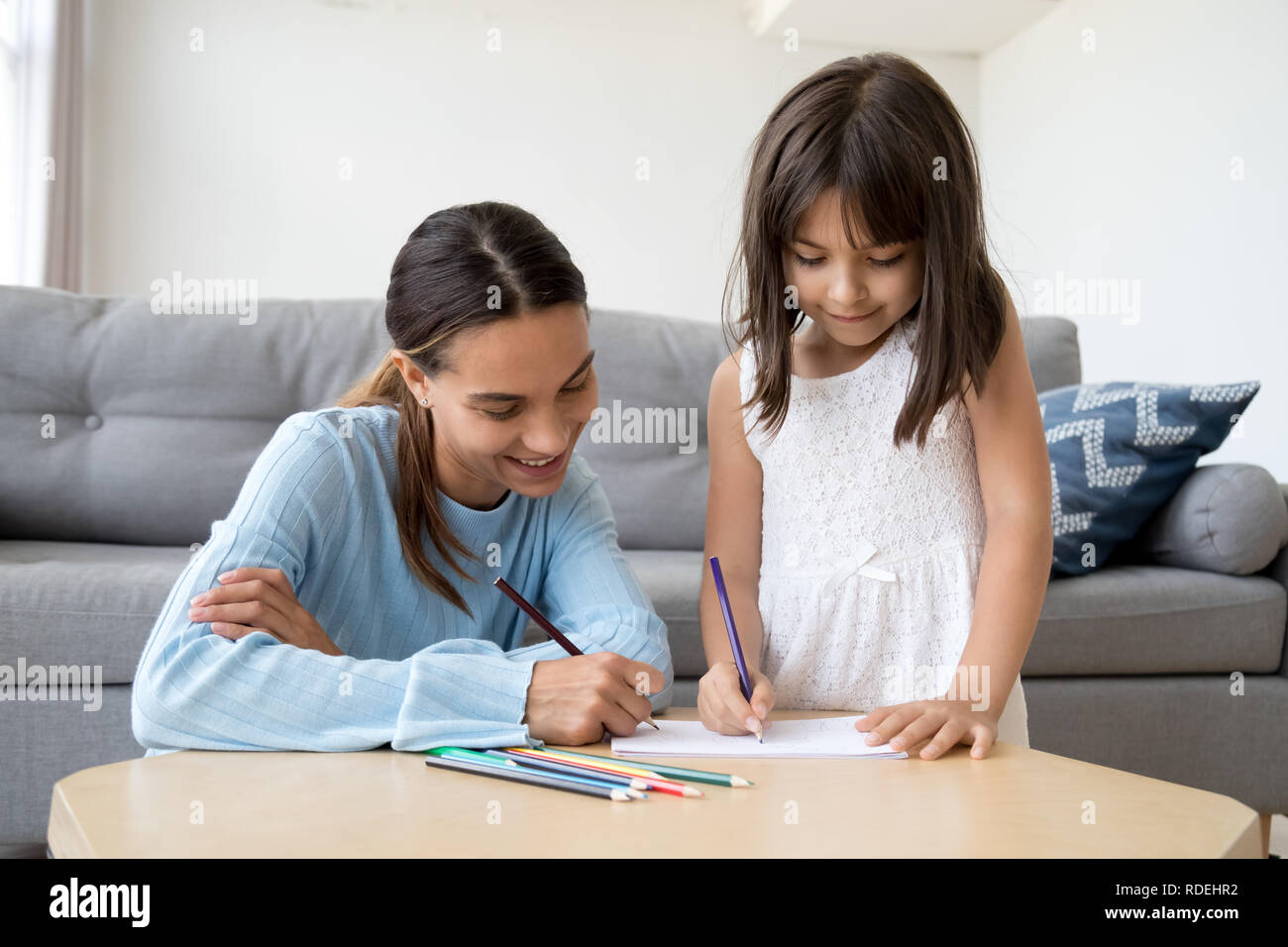 Niedliche kind Mädchen mit mom Zeichnen mit Buntstiften zusammen Stockfoto