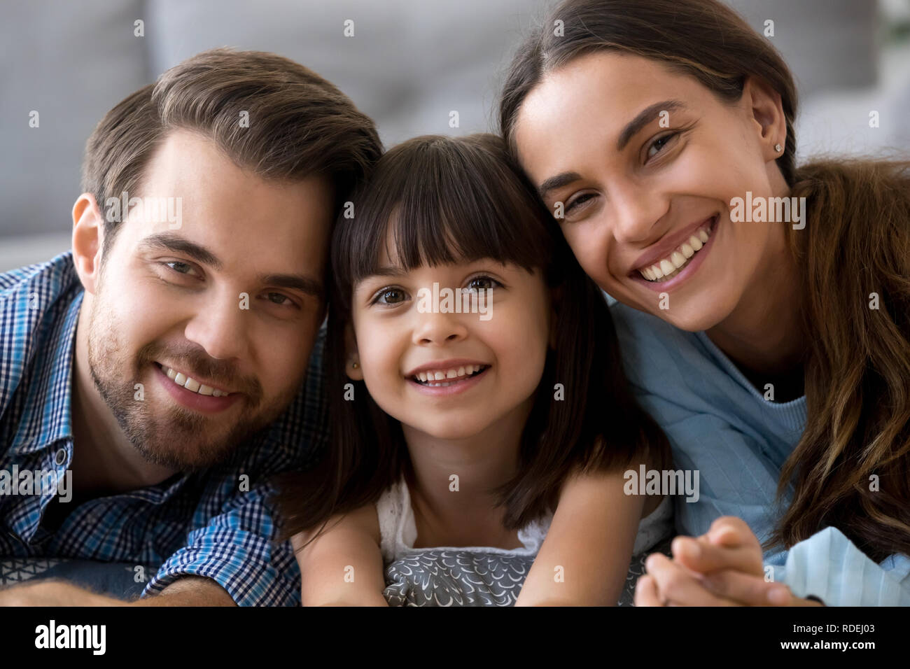 Headshot der glücklichen Familie von drei kleben an Kamera suchen Stockfoto