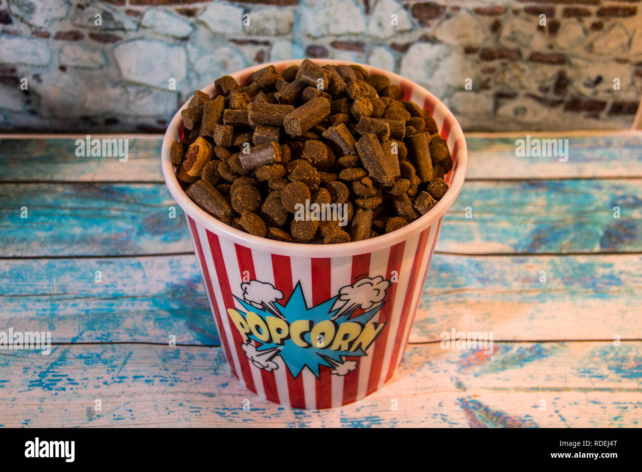 Hund Preise in einen Behälter mit Popcorn Stockfoto