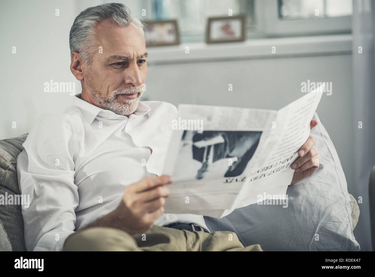 White collar worker Gefühl beim Lesen interessante Artikel eingerückt Stockfoto