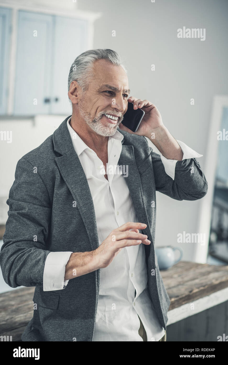 Lächelnde Menschen Gefühl glücklich, während im Gespräch mit seiner Frau Stockfoto