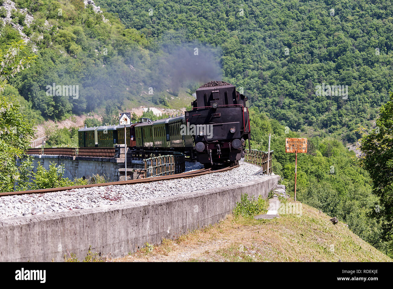 Alten Dampfzug - Lokomotive auf der Steinernen Brücke durch ganz Solkan - Nova Gorica, Slowenien Stockfoto