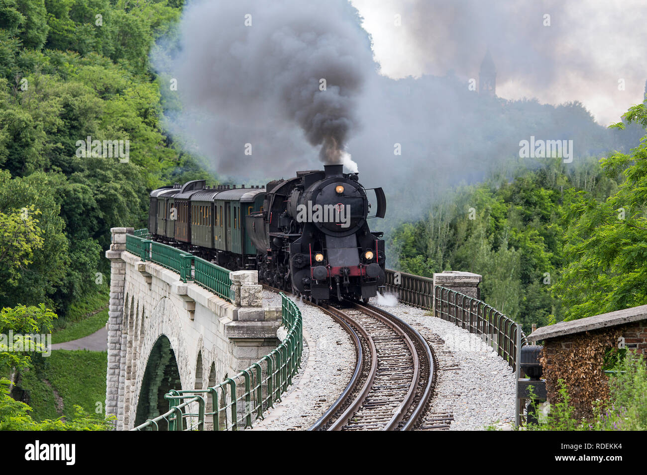 Alten Dampfzug - Lokomotive auf der Steinernen Brücke durch ganz Solkan - Nova Gorica, Slowenien Stockfoto