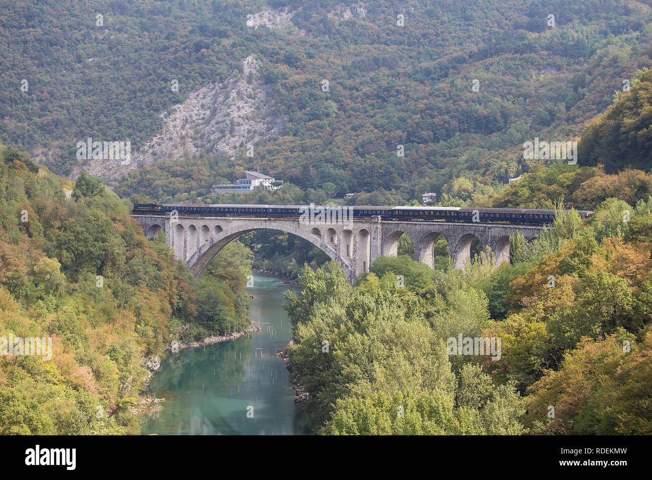Diesel Zug am Salcano (ganz Solkan) Brücke, Slowenien Stockfoto