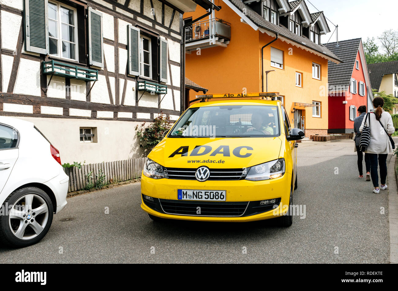 DURBACH, Deutschland - Apr 29, 2018: Sicherheit Sicherheit Auto vom ADAC fahren auf ruhigen deutschen Stadt Durbach. Der ADAC ist die Abkürzung für Allgemeiner Deutscher Automobil-Club Stockfoto