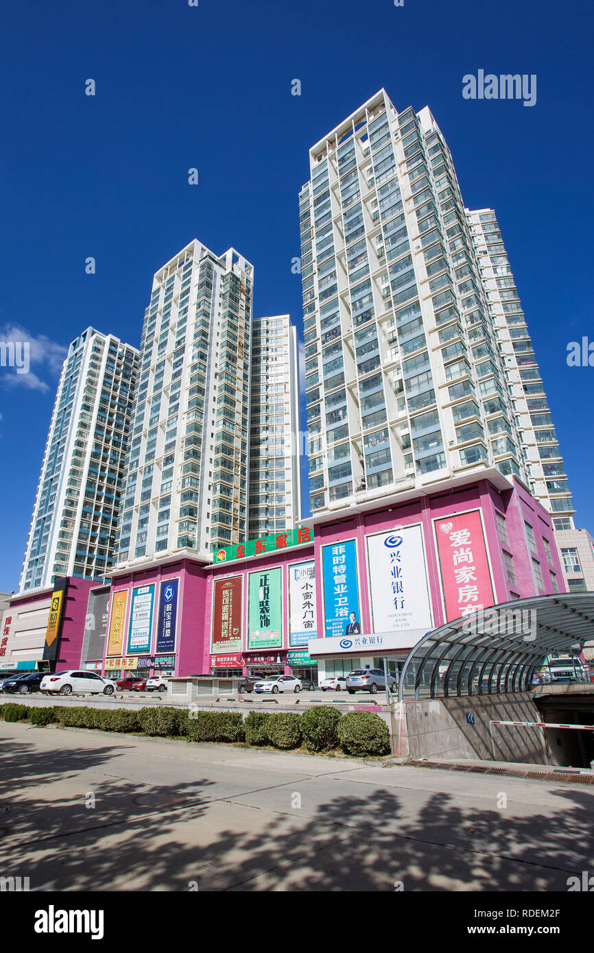 Apartment Gebäude mit großen Werbung. Außenwerbung wurde Chinas drittgrößter Medium nach TV und Print. Stockfoto