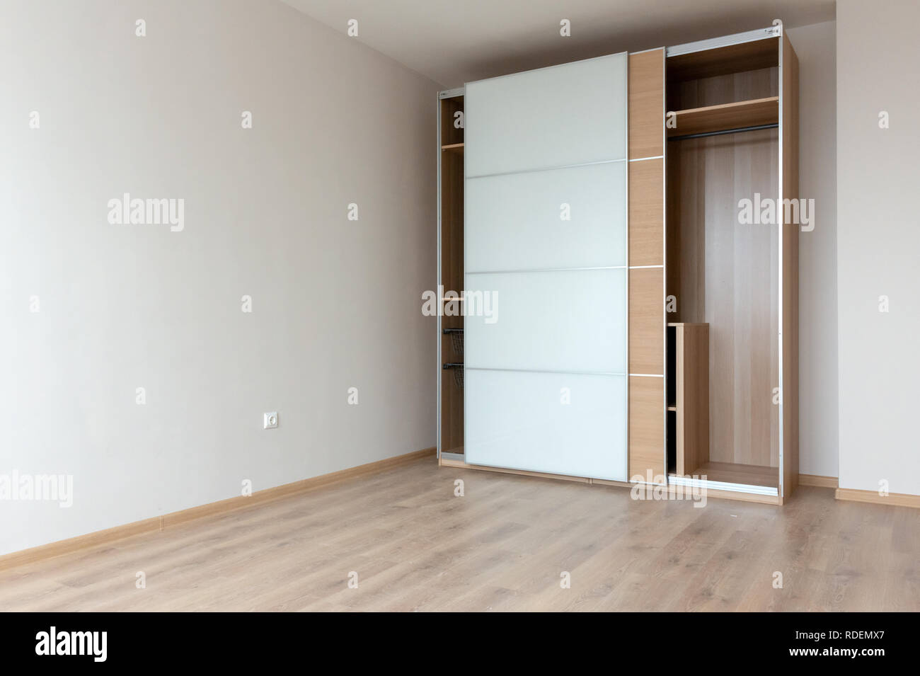 Duotone Haus Interieur mit leerer IKEA Garderobe in halbmöbliertem Schlafzimmer Stockfoto