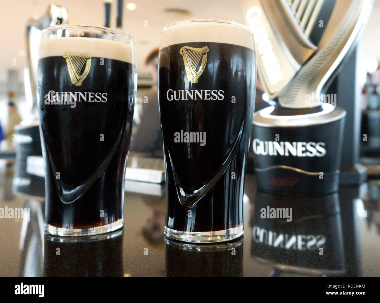 Pint Guinness in der Gravity Bar im Guinness Storehouse Brauerei in Dublin, Irland, 15. Jan 2019 gegossen. Stockfoto