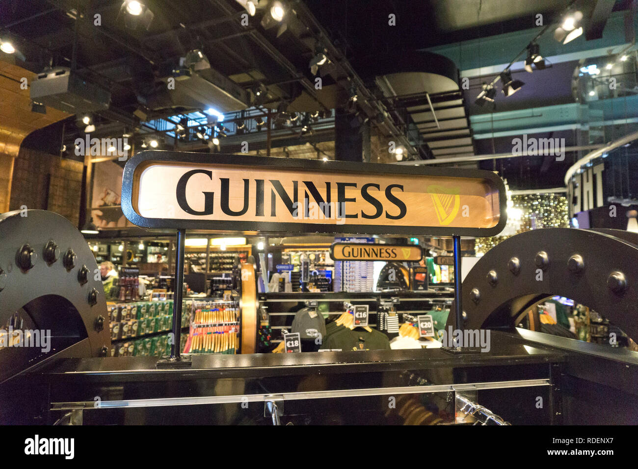 Ware zum Verkauf an der Brauerei Guinness Storehouse in Dublin, Irland, 15. Jan 2019. Stockfoto