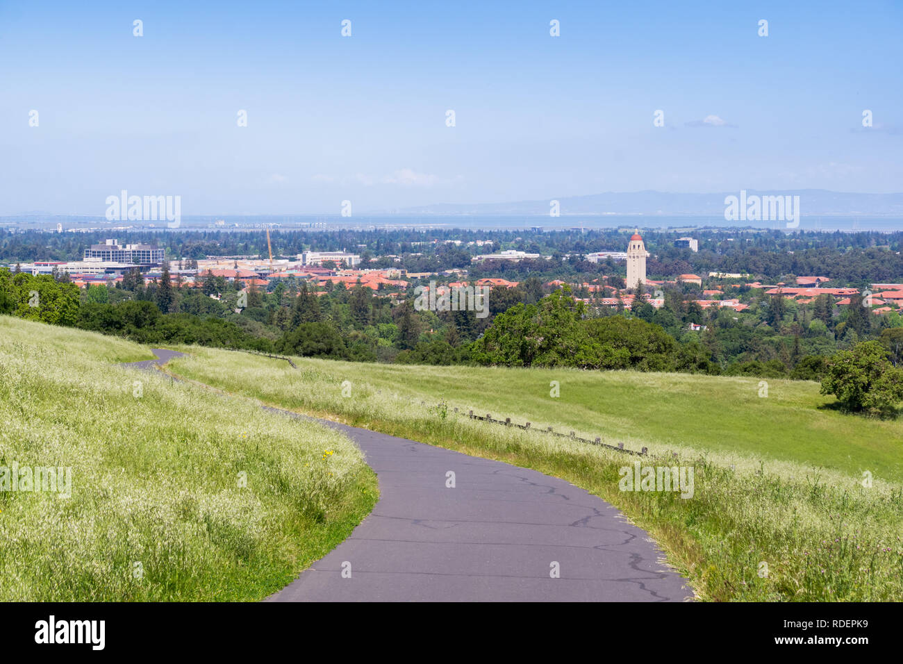 Befestigte weg auf dem Stanford dish Hill, Blick Richtung Stanford Campus in Palo Alto, San Francisco Bay Area, Kalifornien Stockfoto