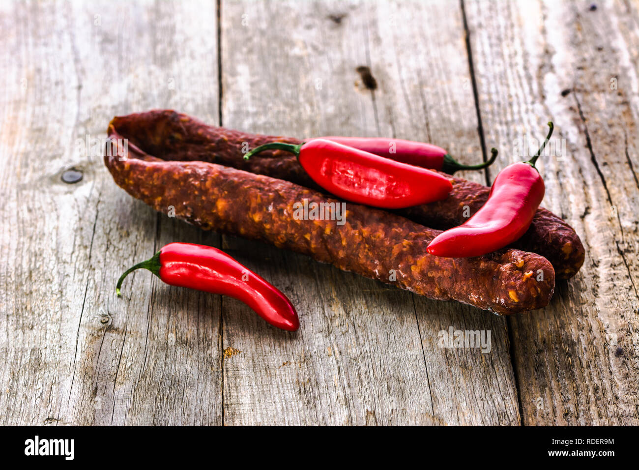 Tapas aus Spanien, Chorizo Wurst oder Salami Peperoni, traditionelle spanische Küche auf hölzernen Tisch. Stockfoto