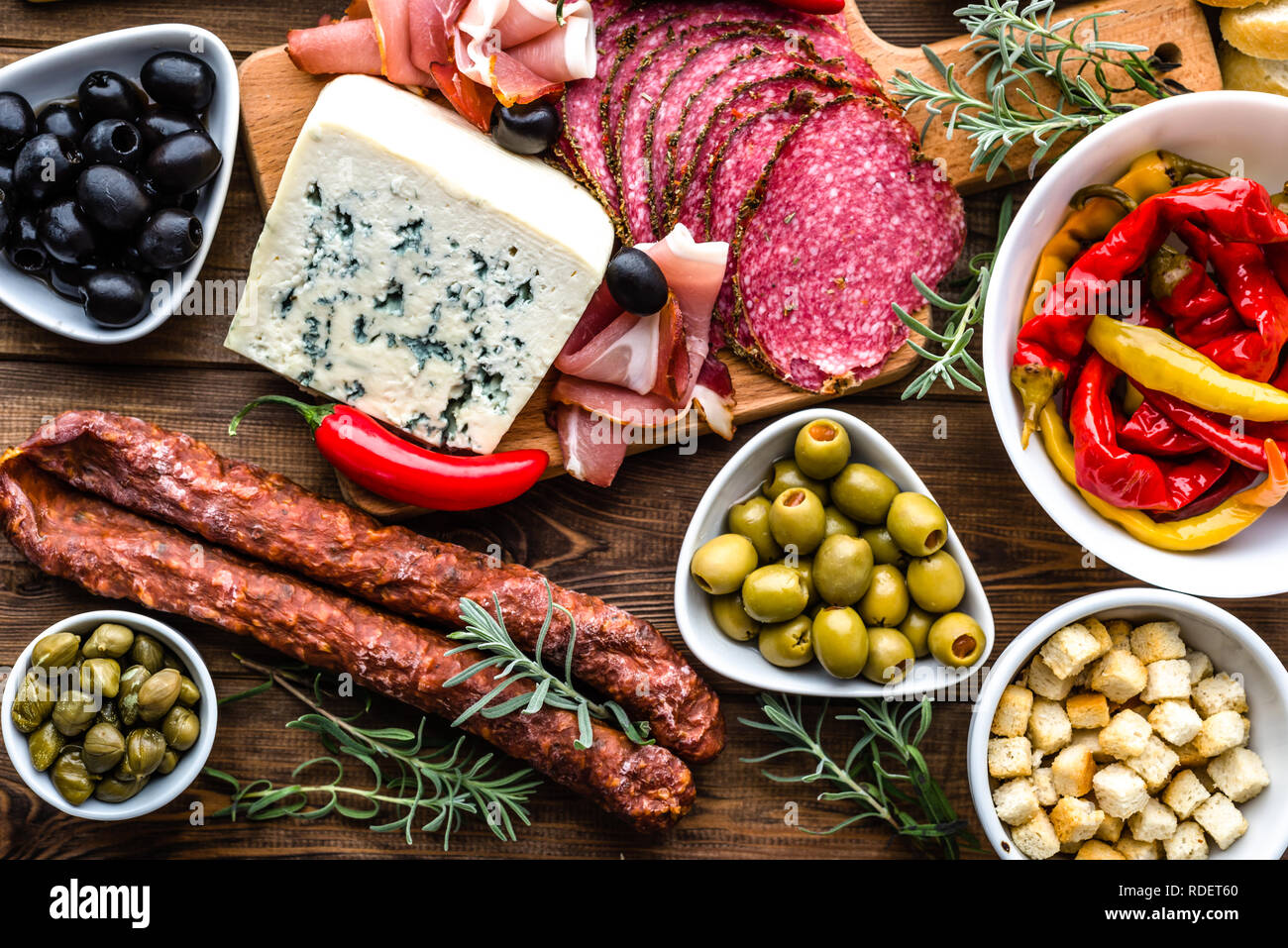 Tabelle mit Essen, tapas bar aus Spanien, kaltem Fleisch und Platter mit Vorspeisen der Spanischen Küche Stockfoto