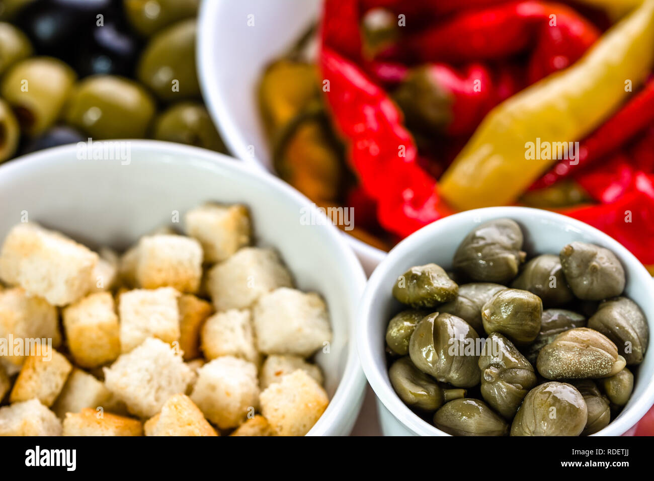 Schüssel mit Kapern, italienische Antipasti, traditionelle Speisen aus Italien oder mediterrane Küche Zutat Stockfoto