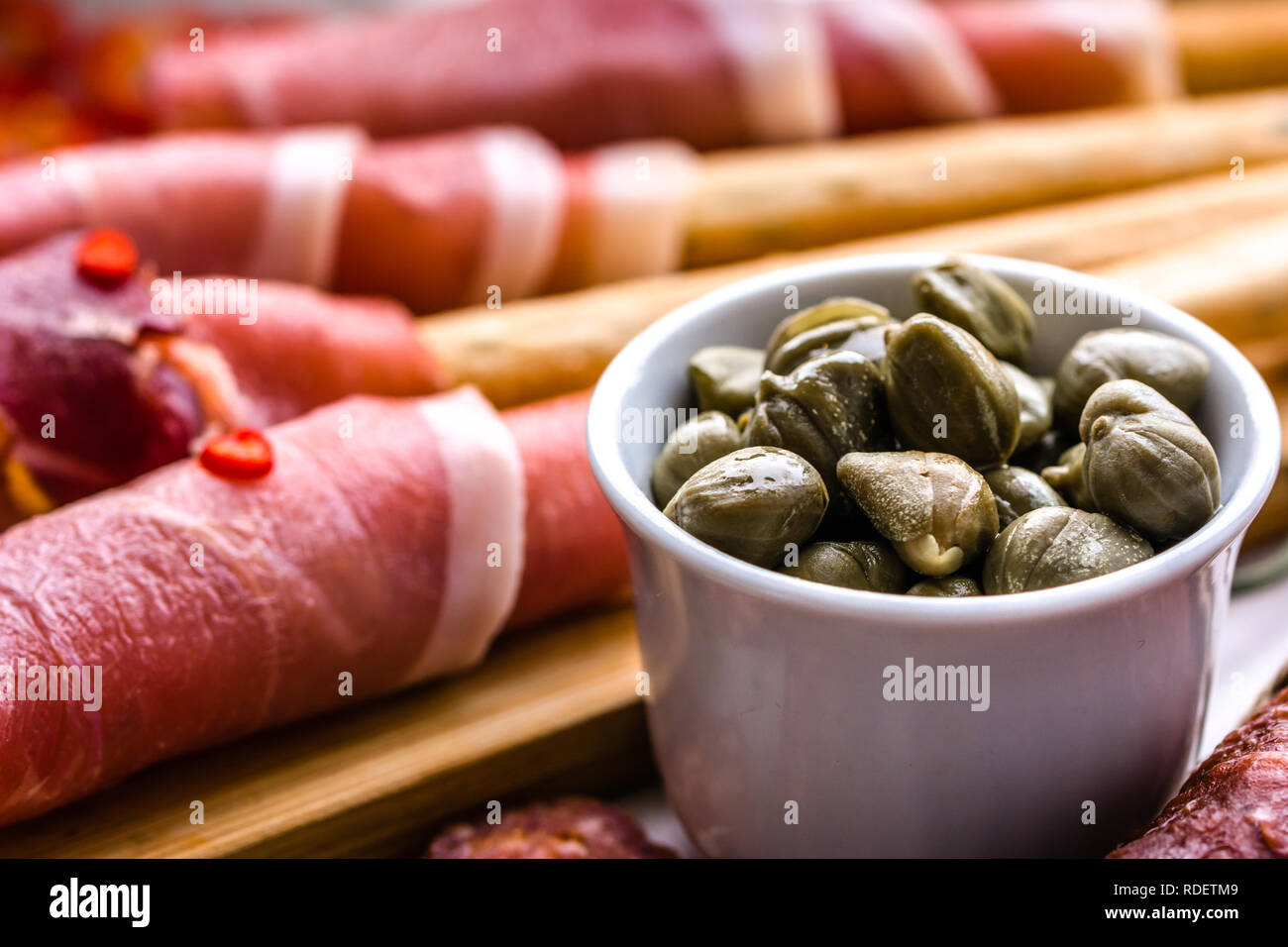 Schüssel mit Kapern, italienische Antipasti, traditionelle Speisen aus Italien oder mediterrane Küche Zutat Stockfoto