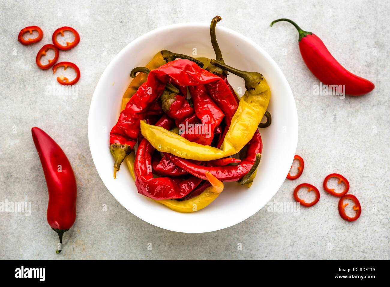 Eingelegte Peperoni und Frische hot chili peppers, spanische Tapas Bar, traditionelles Essen aus Spanien Stockfoto