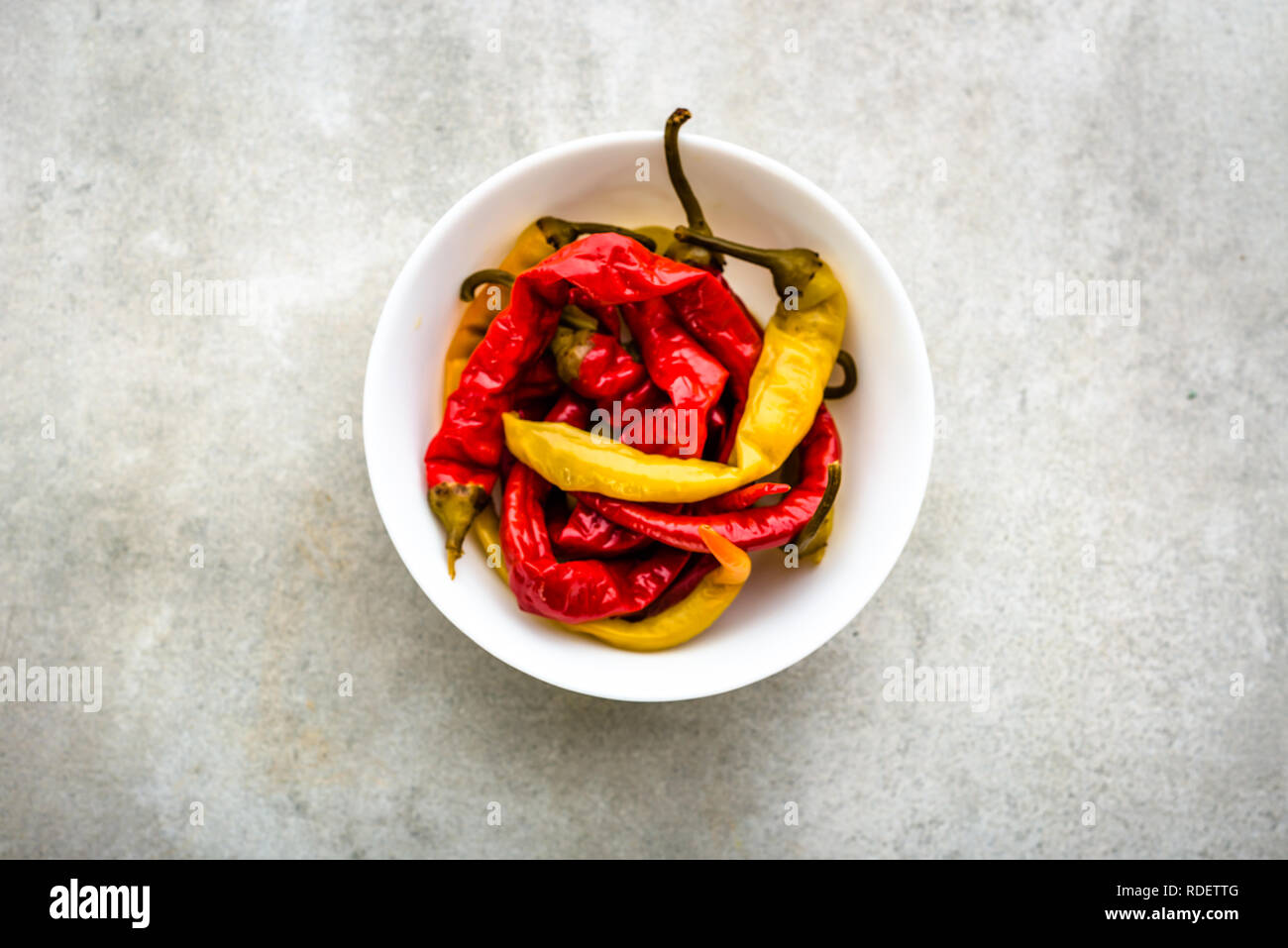 Eingelegte Paprika Pfeffer in einer Schüssel, spanische Tapas, traditionelle Speisen aus Spanien Stockfoto