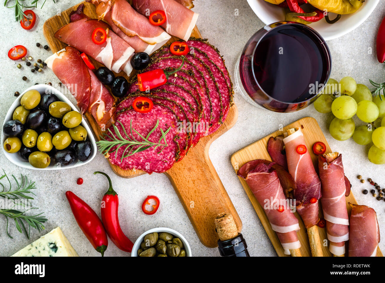 Tabelle mit Nahrung, Auswahl Tapas Bar, Fleisch und Wein Glas, mediterranen Ernährung Stockfoto