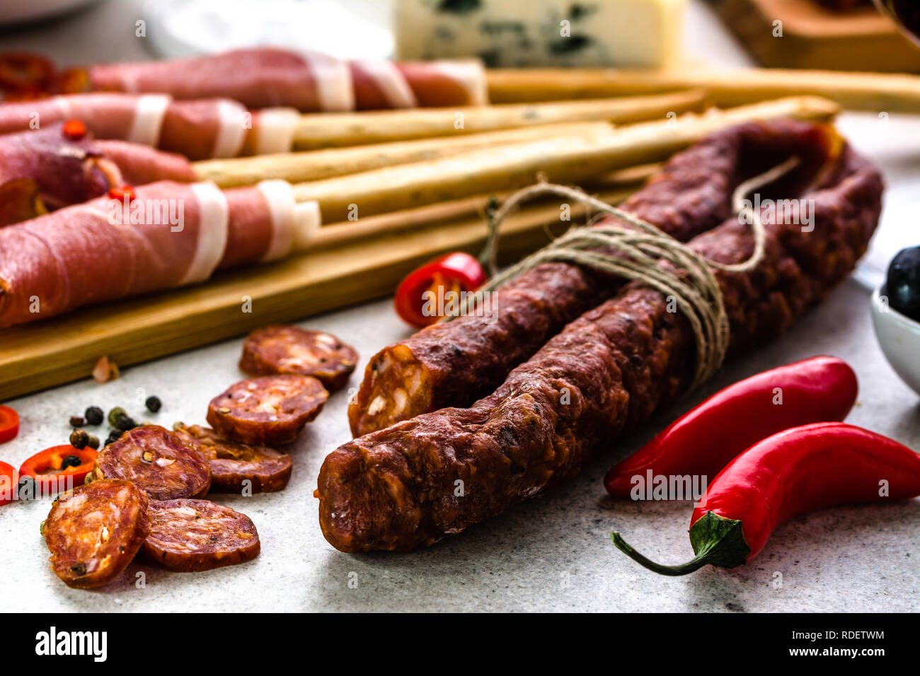 Chorizo Wurst. Spanische Tapas Bar, traditionelles Essen aus Spanien. Stockfoto