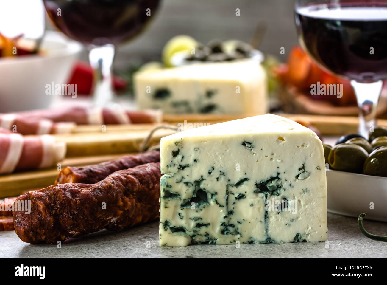 Blue Käse, Wein, Snacks, italienische Antipasti, die Auswahl an Speisen am Tisch Stockfoto