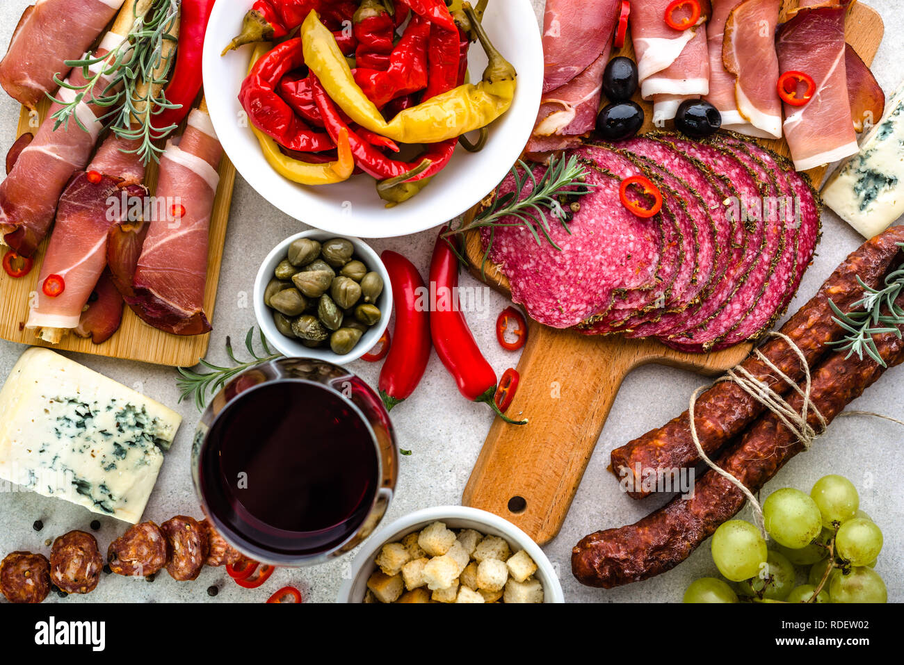Authentische tapas bar aus Spanien, traditionelle Speisen Vielfalt auf dem Tisch, Overhead Stockfoto