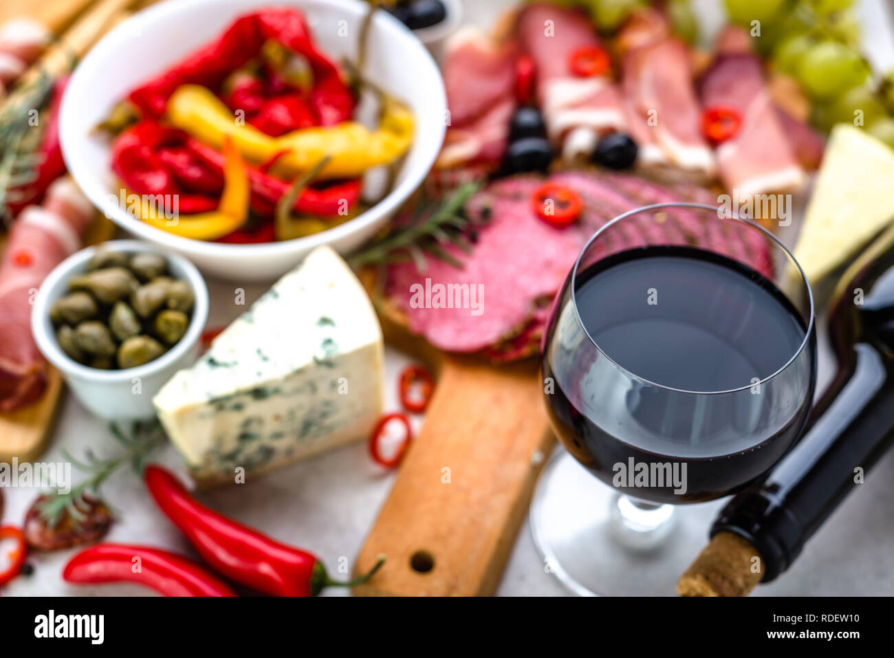 Im Restaurant traditionelle italienische Antipasti, Wein Glas und andere Lebensmittel Auswahl Stockfoto