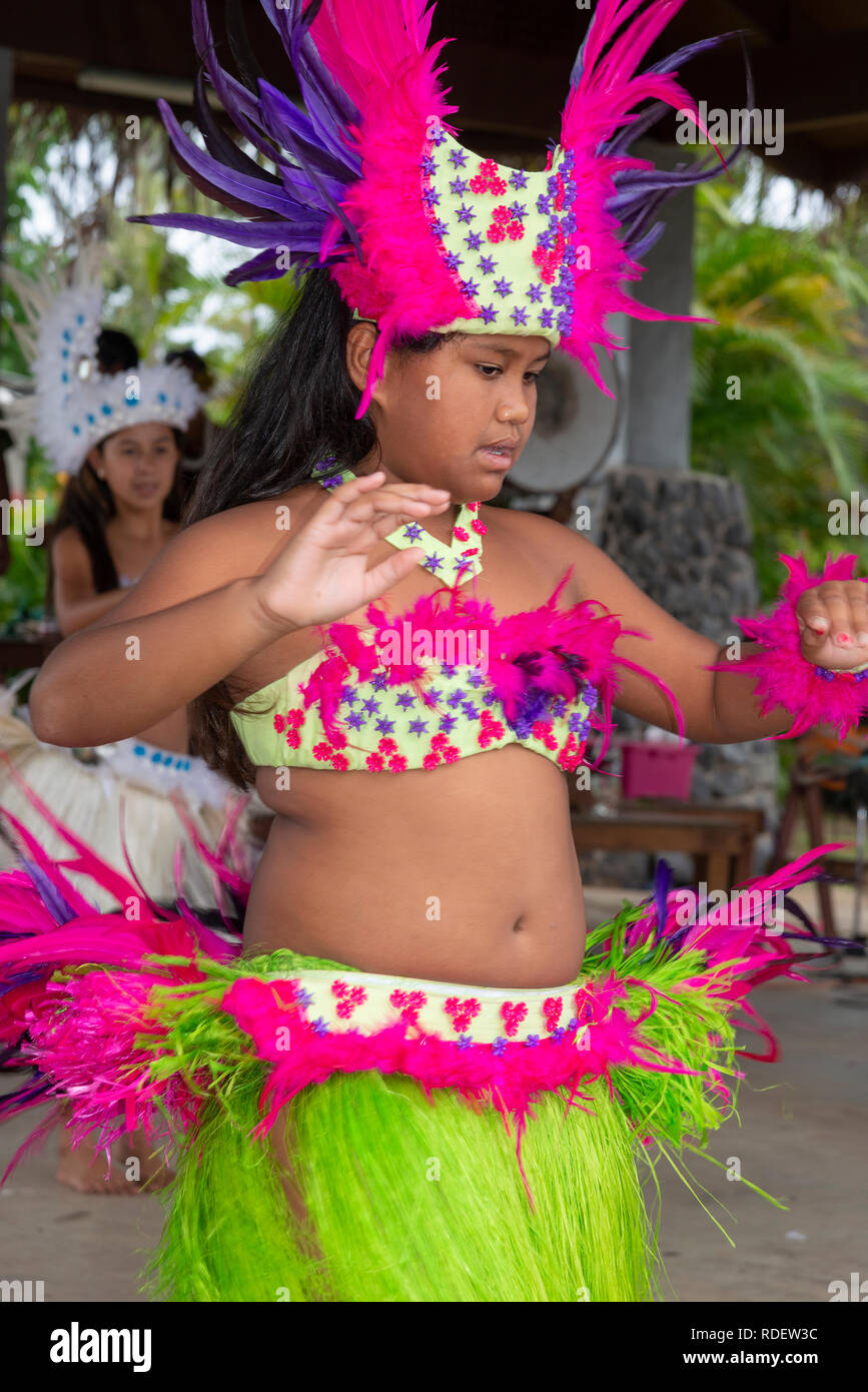 Junge polynesische Inselbewohner tragen bunte Kleidung, während Sie einen traditionellen Tanz auf der Insel Raratonga, Cook Inseln, Südpazifik Stockfoto