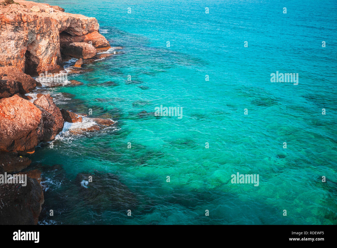 Red Rocks der Mittelmeer Küste. Sommer Marine von Ayia Napa, Zypern Insel Stockfoto