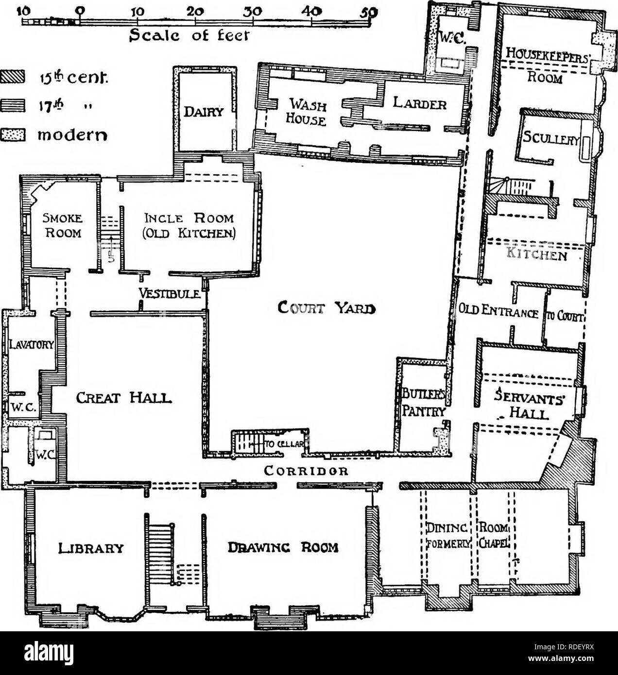 . Die Victoria Geschichte der Grafschaft von Lancaster;. Natural History. SALFORD HUNDERT ECCLES und befindet sich auf der Ostseite von der kontinuierlichen reicht von fensterkreuz und transomed Windows beleuchtete bereits darauf hingewiesen und hat drei ähnliche Lichter in der Rückkehr in die Lobby am Ende des Ganges in der südöstlichen Ecke. In jeder der oberen Lichter sind die Initialen R.L. mit einem interlacing Muster zwischen, die von der Cockatrice überwunden, und in der unteren Mitte Licht sind die Arme der Dauntesey mit Helm, helmzier und Helmdecke und Schriftrollen. Die Wände sind meist verkleidet zu einer Höhe von 6 m. 6 in. Die Halle wird angezeigt Stockfoto