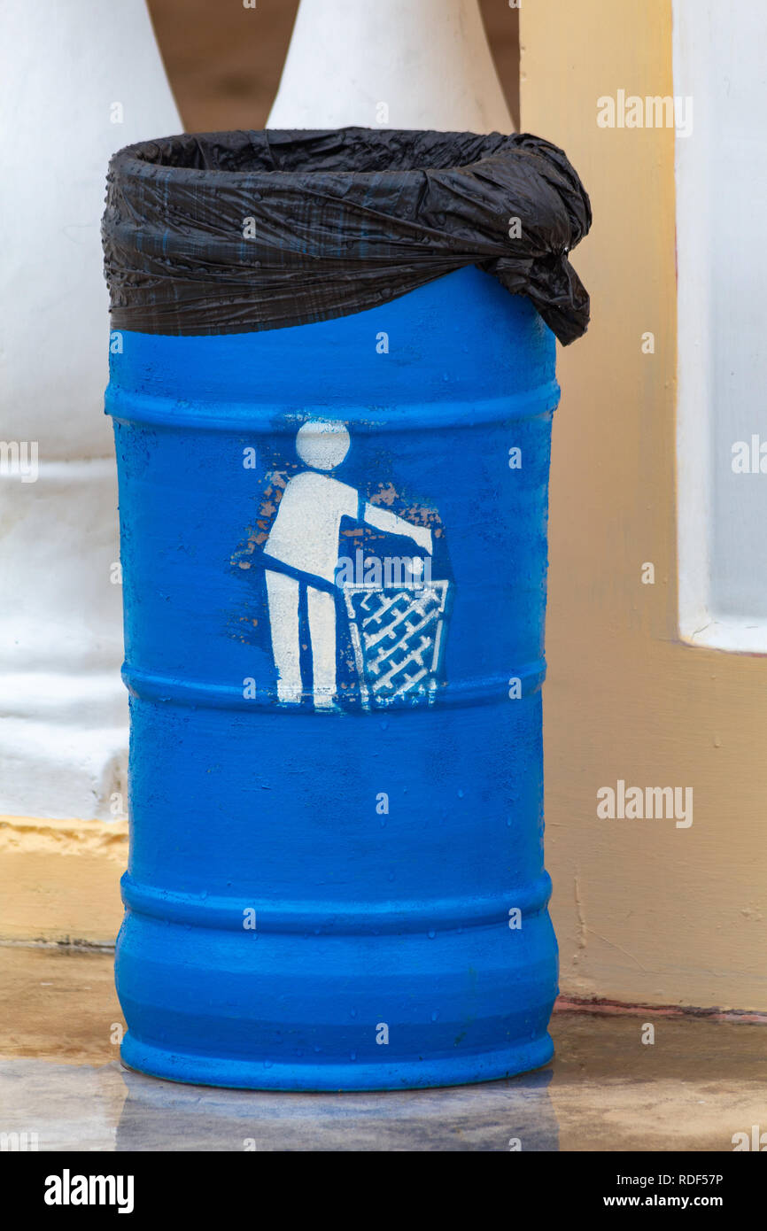 Blauer Papierkorb mit einem schwarzen Nylon Tasche innen. Stockfoto