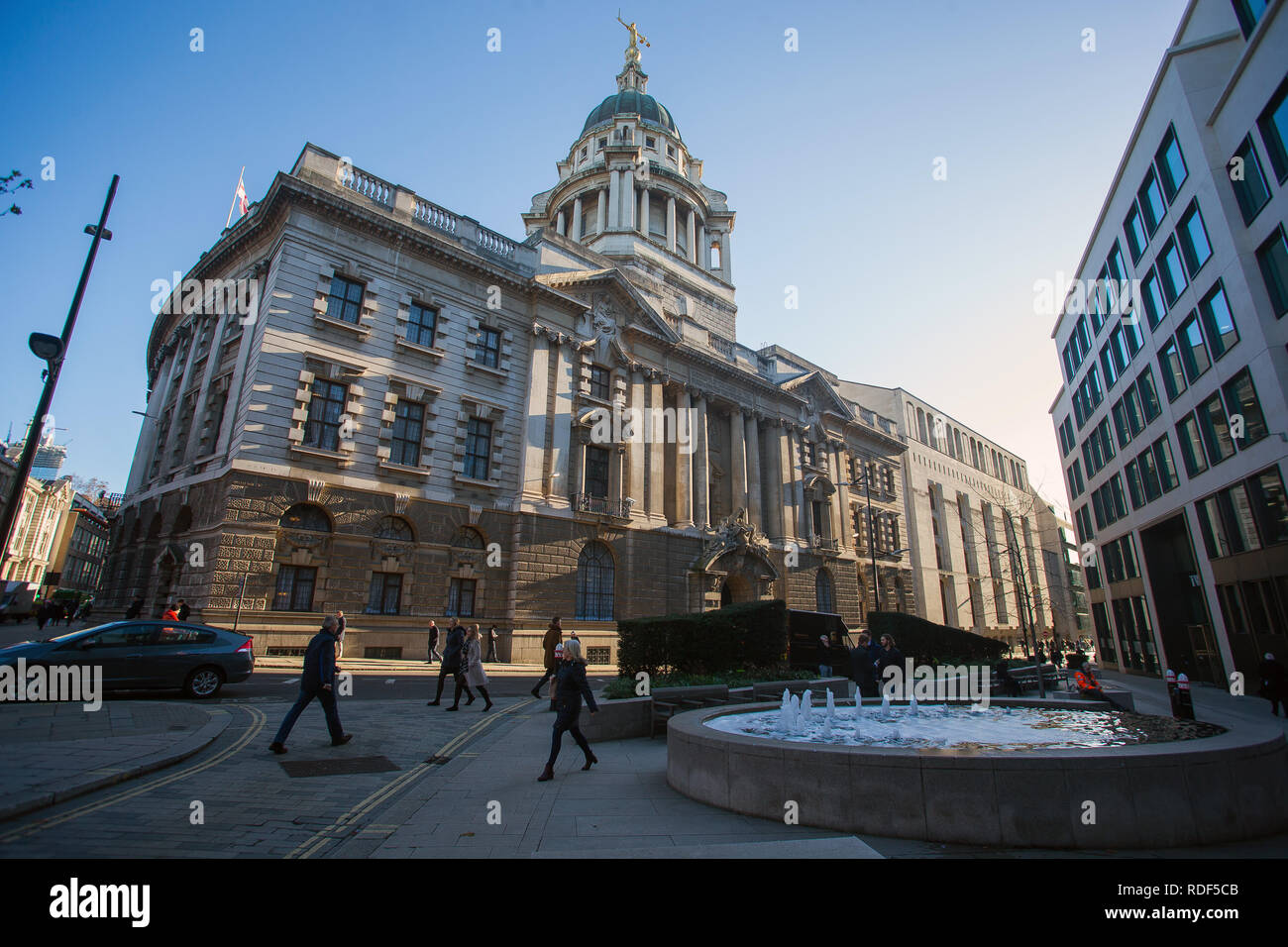 Allgemeine Ansicht GV der Dame Gerechtigkeit Statue auf der Oberseite des Old Bailey, zentralen Strafgerichtshof in London, England. Stockfoto