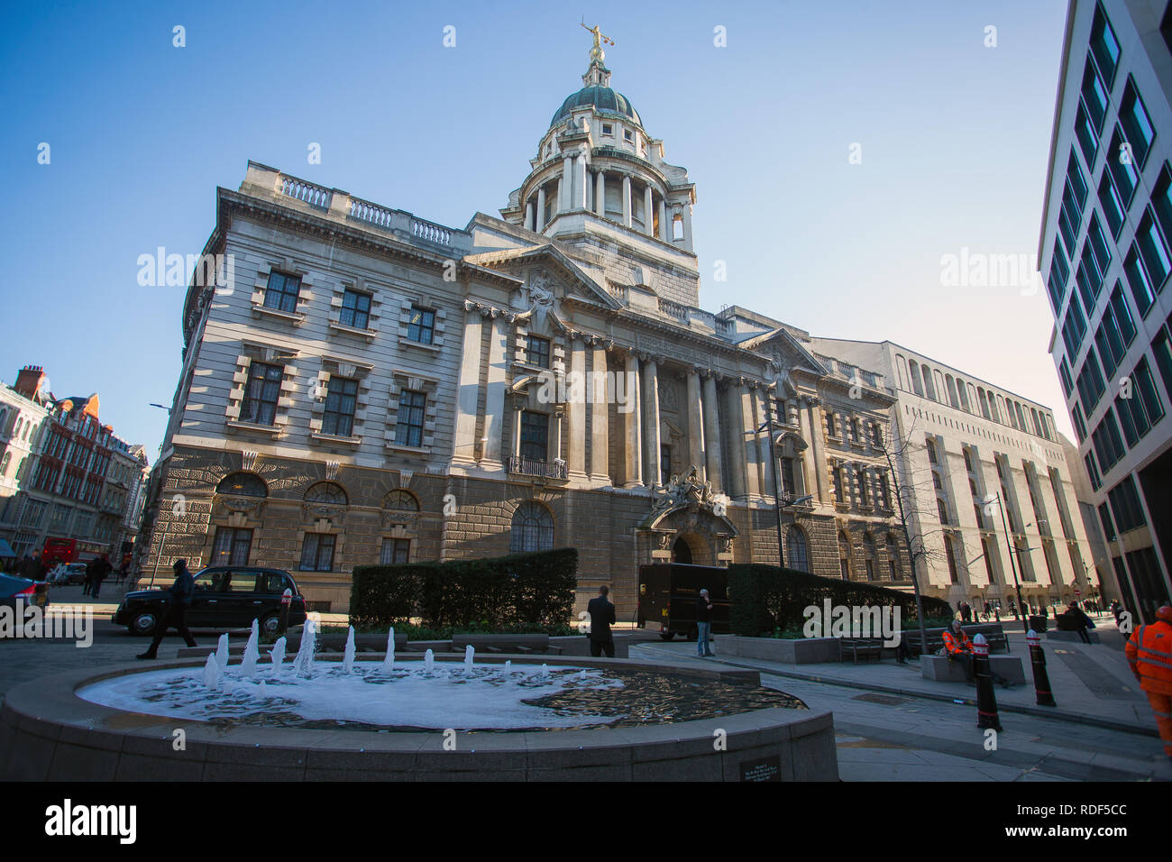 Allgemeine Ansicht GV der Dame Gerechtigkeit Statue auf der Oberseite des Old Bailey, zentralen Strafgerichtshof in London, England. Stockfoto