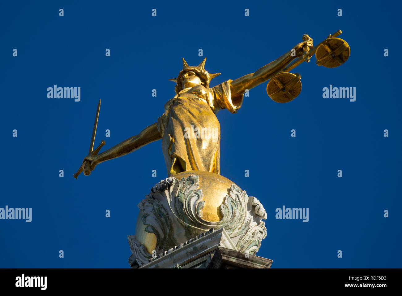 Lady Gerechtigkeit Statue auf der Oberseite des Old Bailey, zentralen Strafgerichtshof in London, England. Allgemeine Ansicht GV Stockfoto