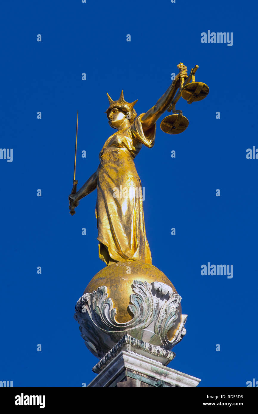 Lady Gerechtigkeit Statue auf der Oberseite des Old Bailey, zentralen Strafgerichtshof in London, England. Allgemeine Ansicht GV Stockfoto